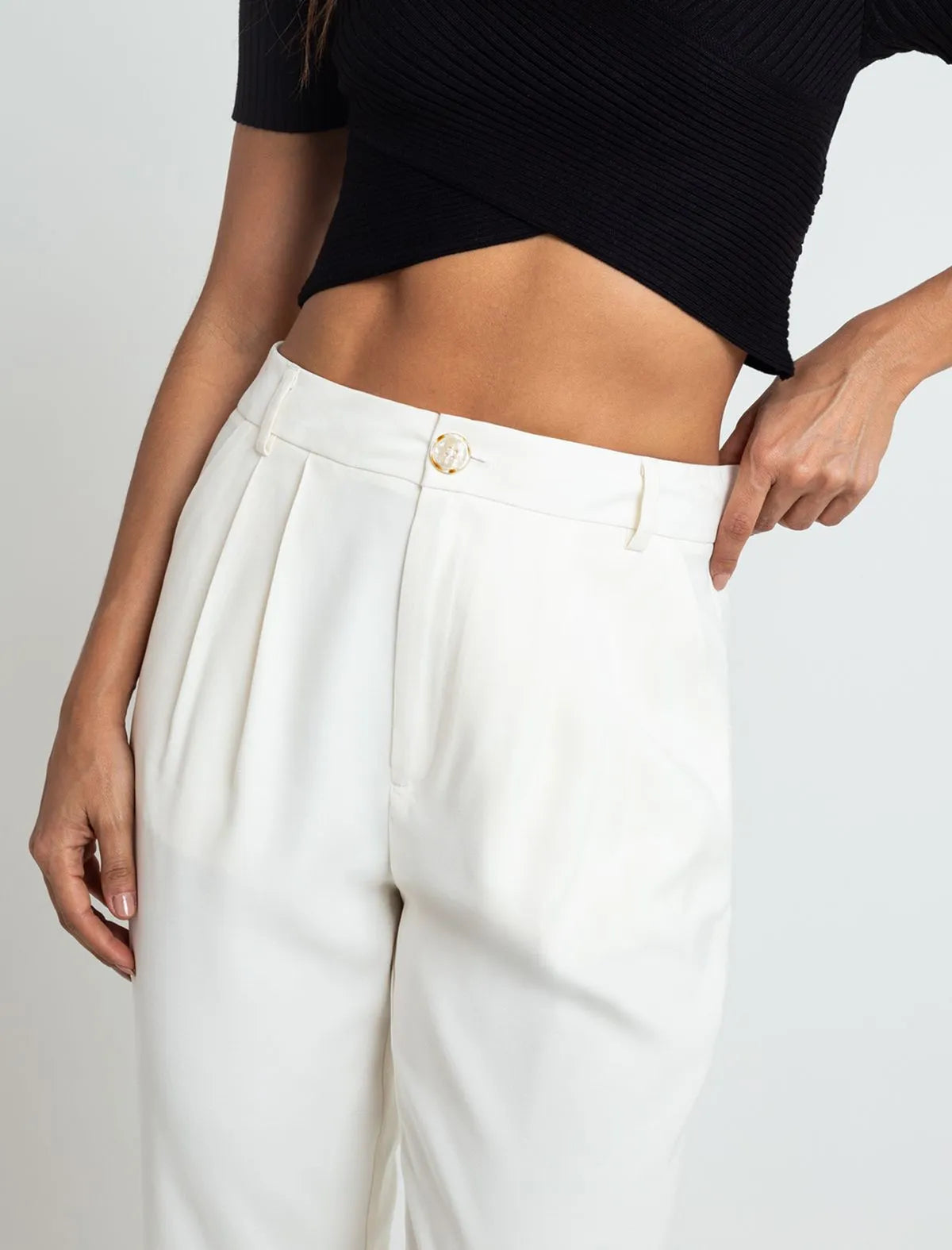 Super high-waisted trousers • Relaxed fit.