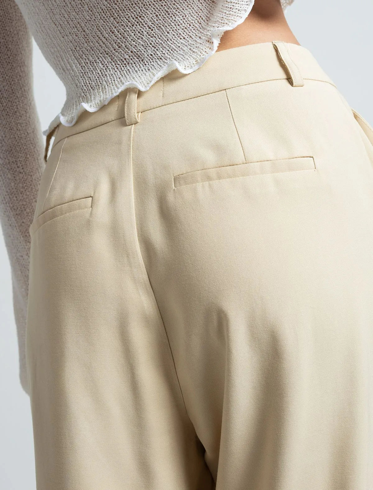 Fluid fabric pants • Straight leg.