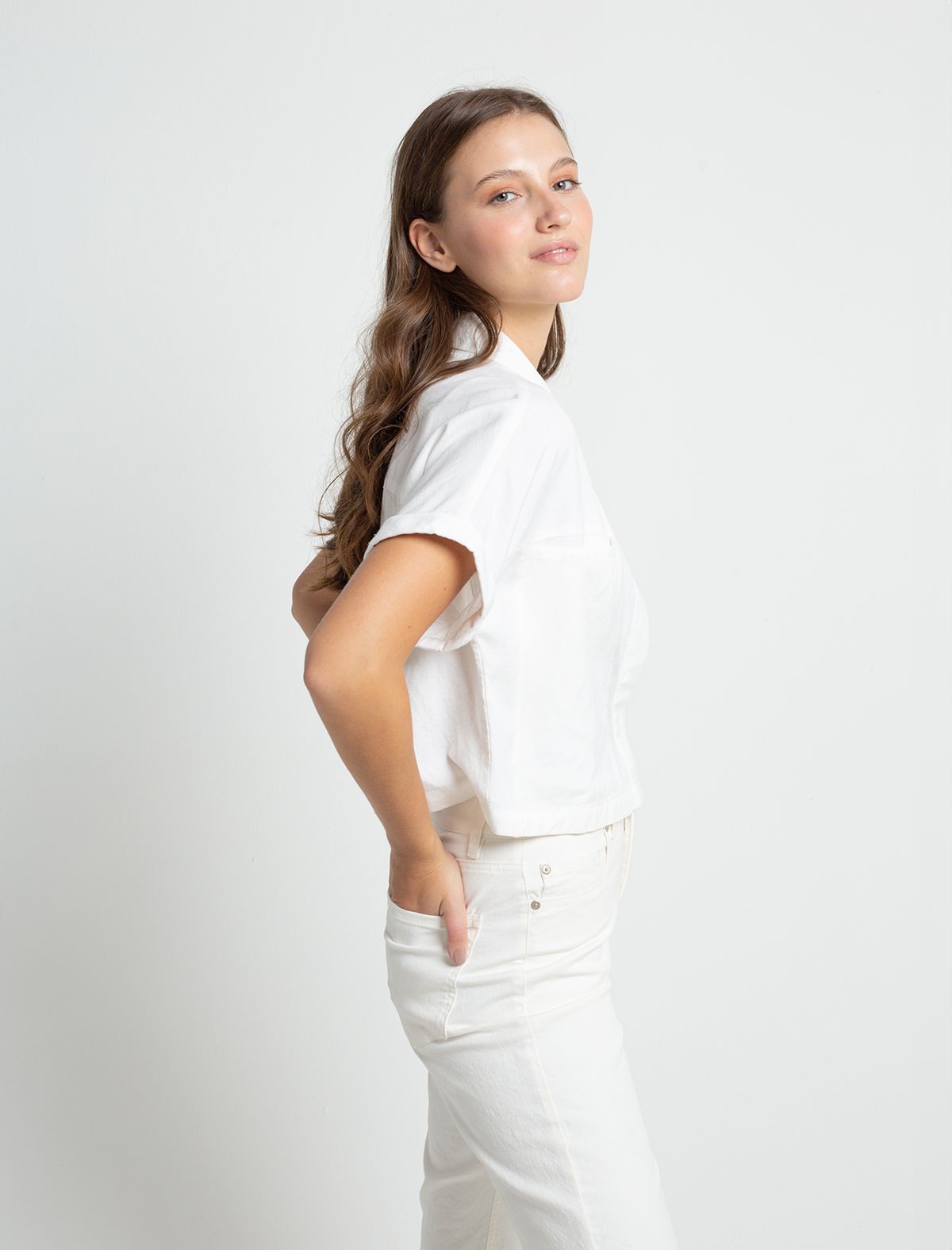 Open design shirt • Short sleeves with dust jacket.