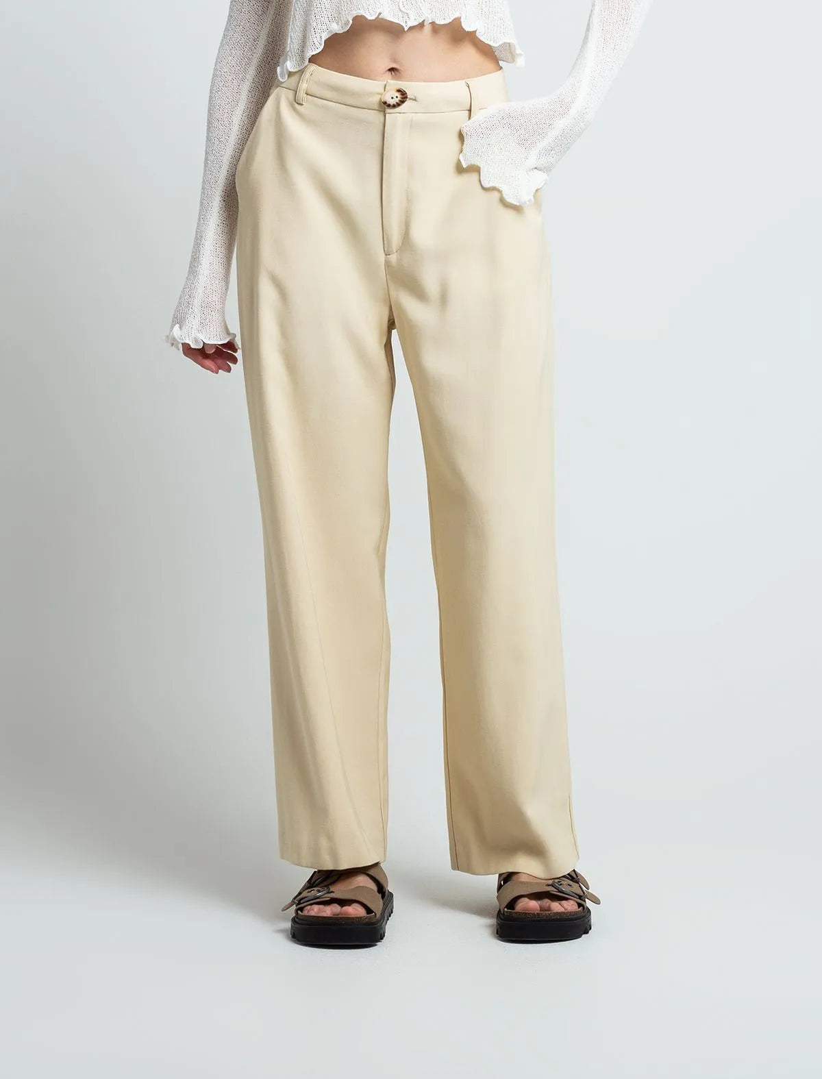 Fluid fabric pants • Straight leg.