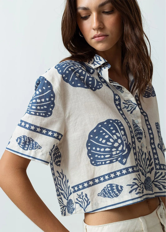 Short-sleeved shirt with navy prints