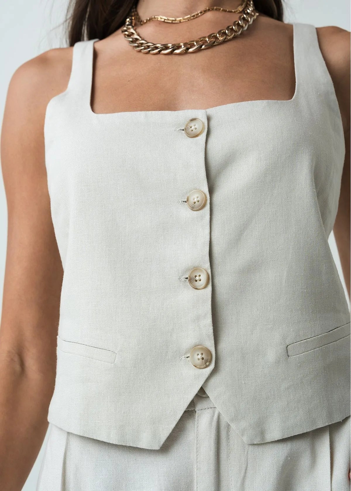 Straight neckline shirt