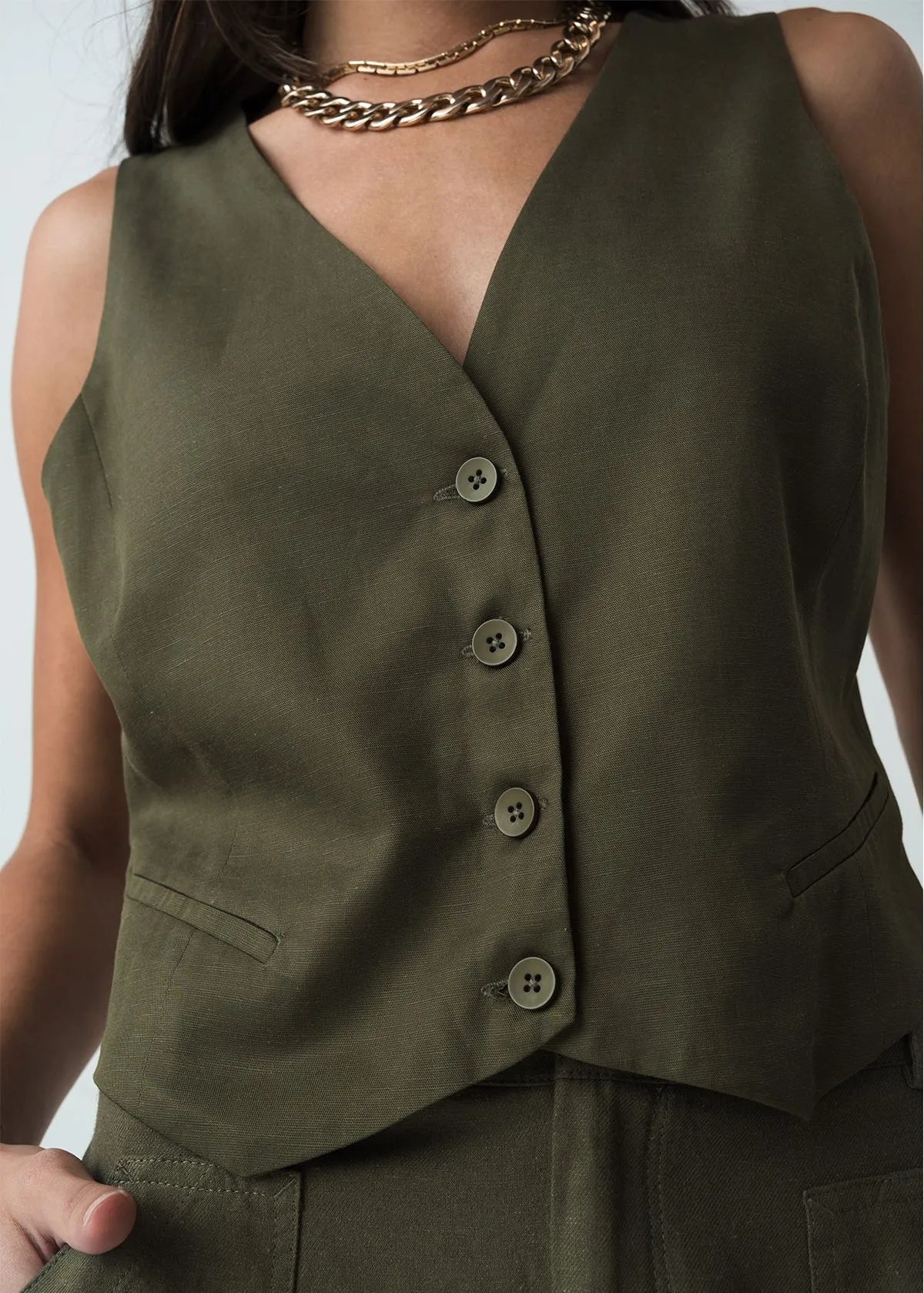 V-neck shirt • Sidle sleeve.