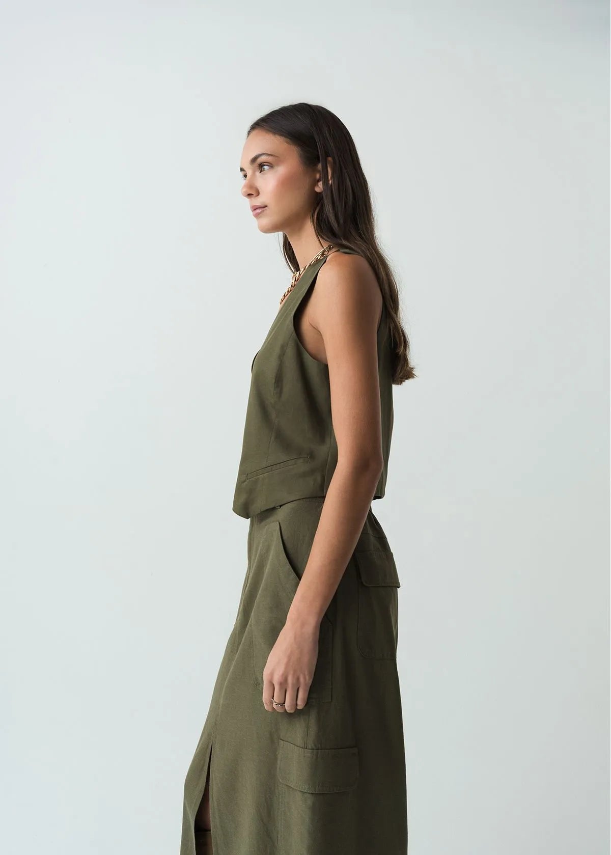 V-neck shirt • Sidle sleeve.