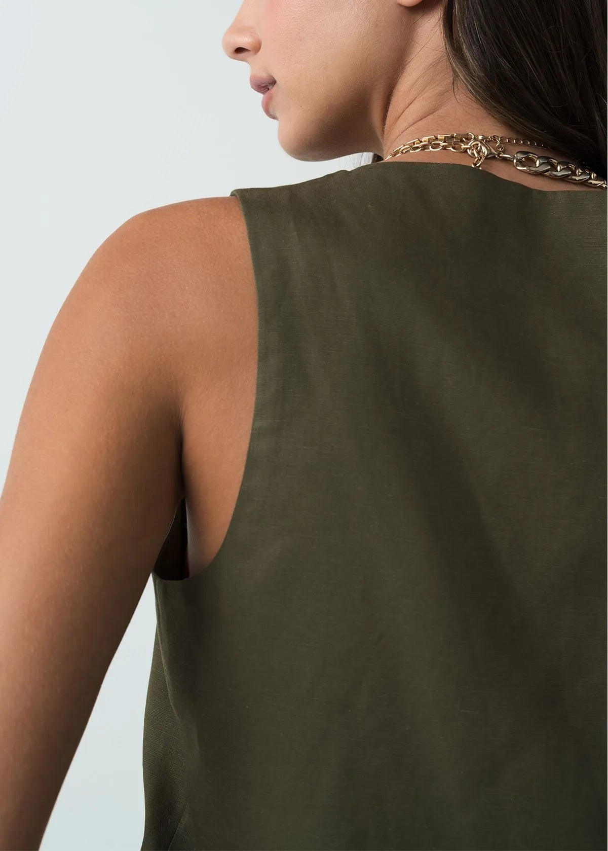 V-neck shirt • Sidle sleeve.