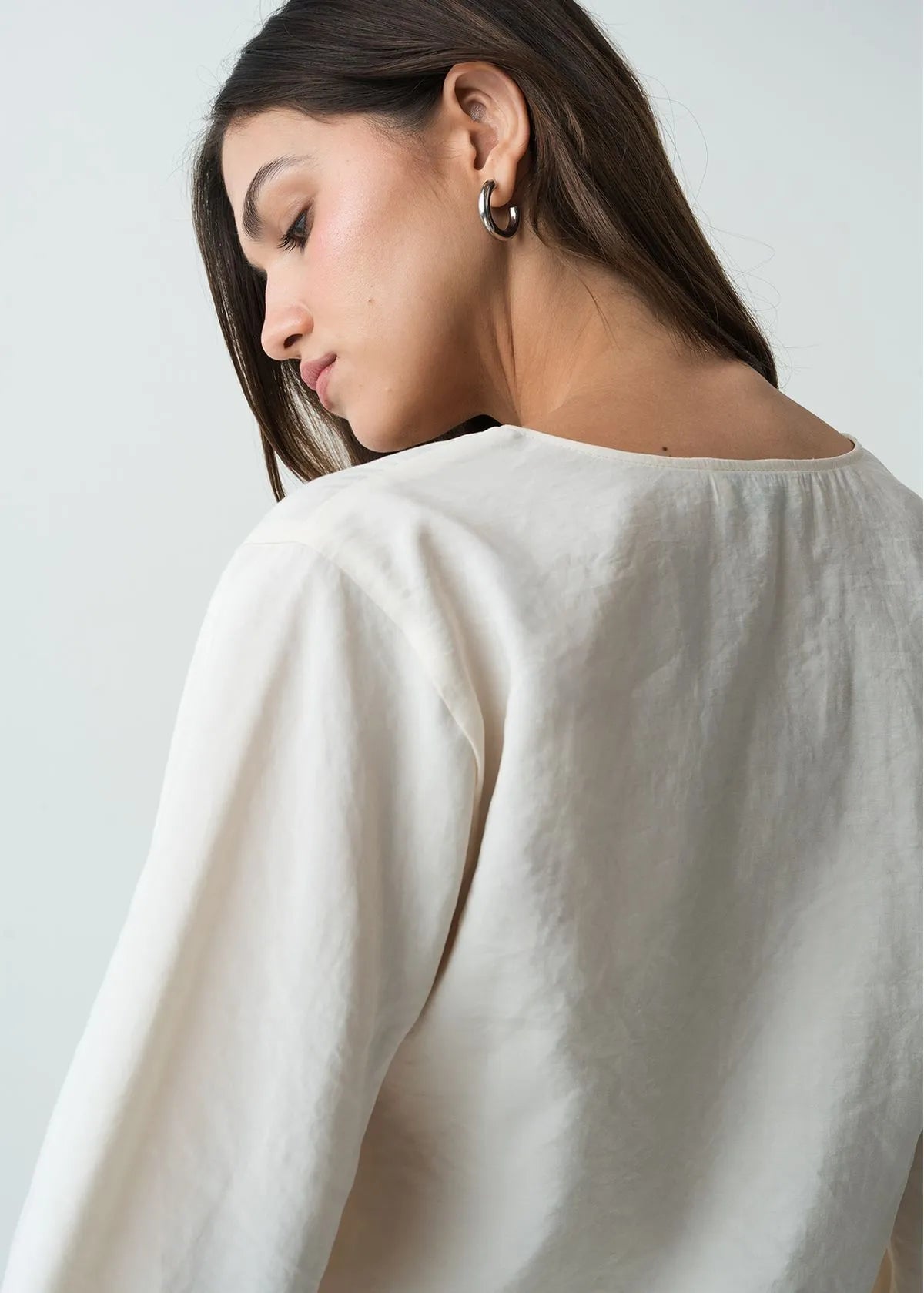 Wide sleeve shirt to tie