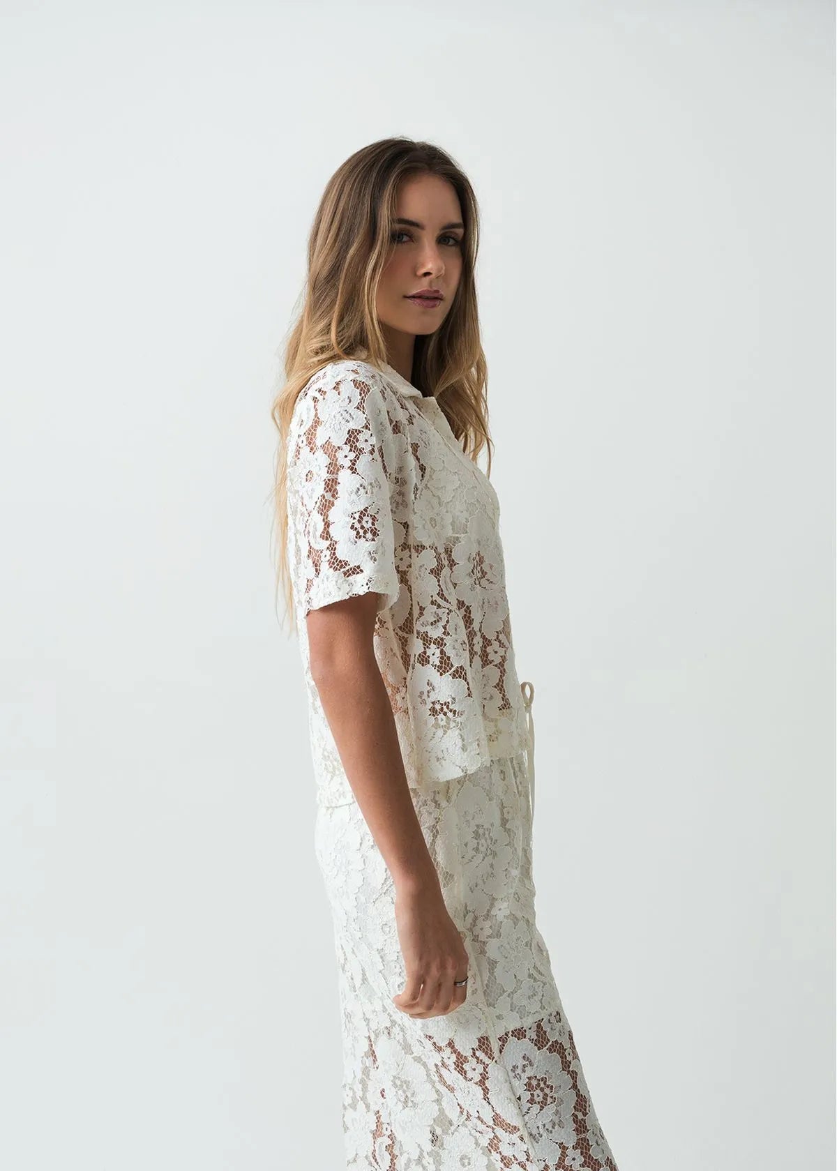 Short sleeve shirt with uncut details
