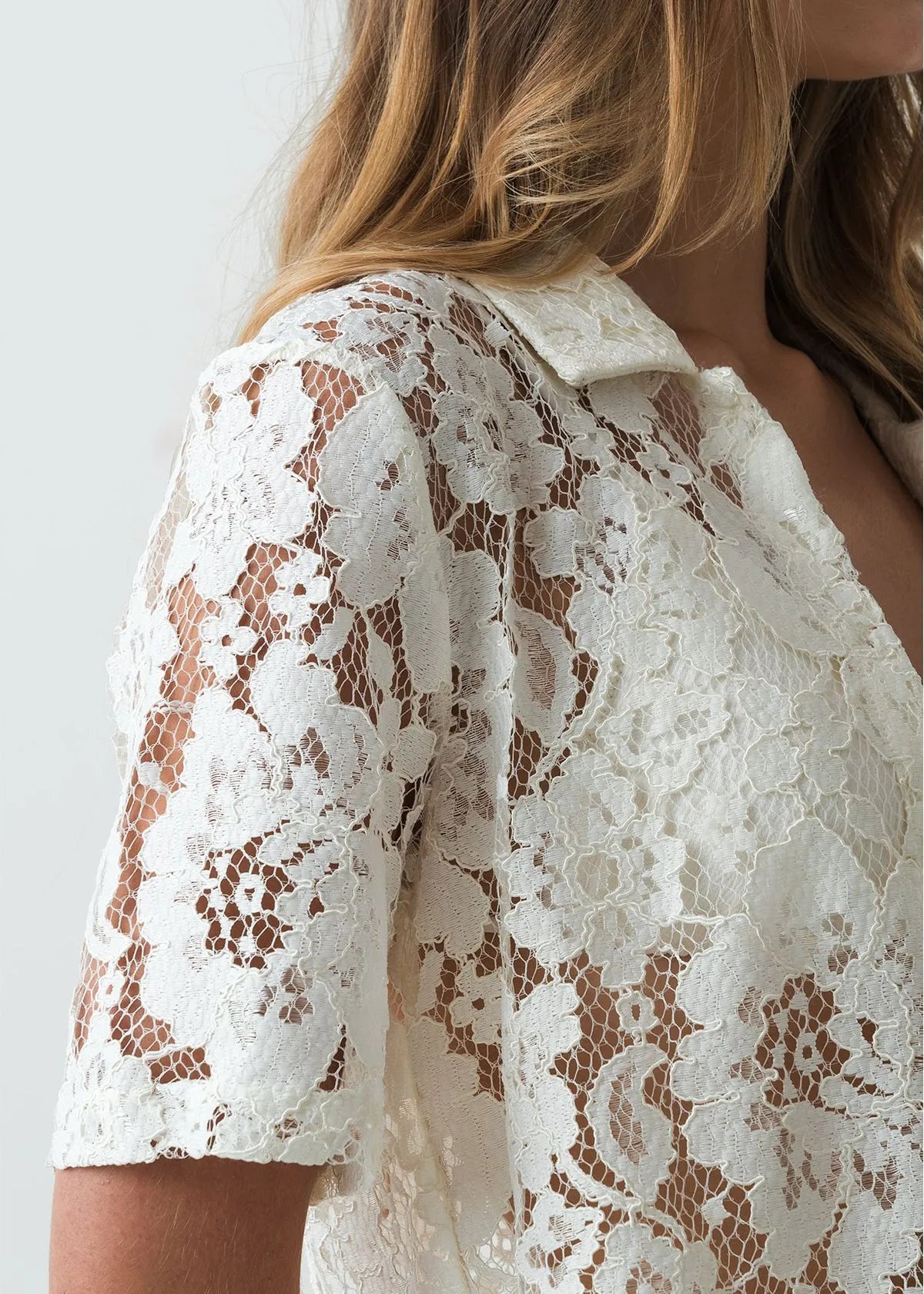 Short sleeve shirt with uncut details
