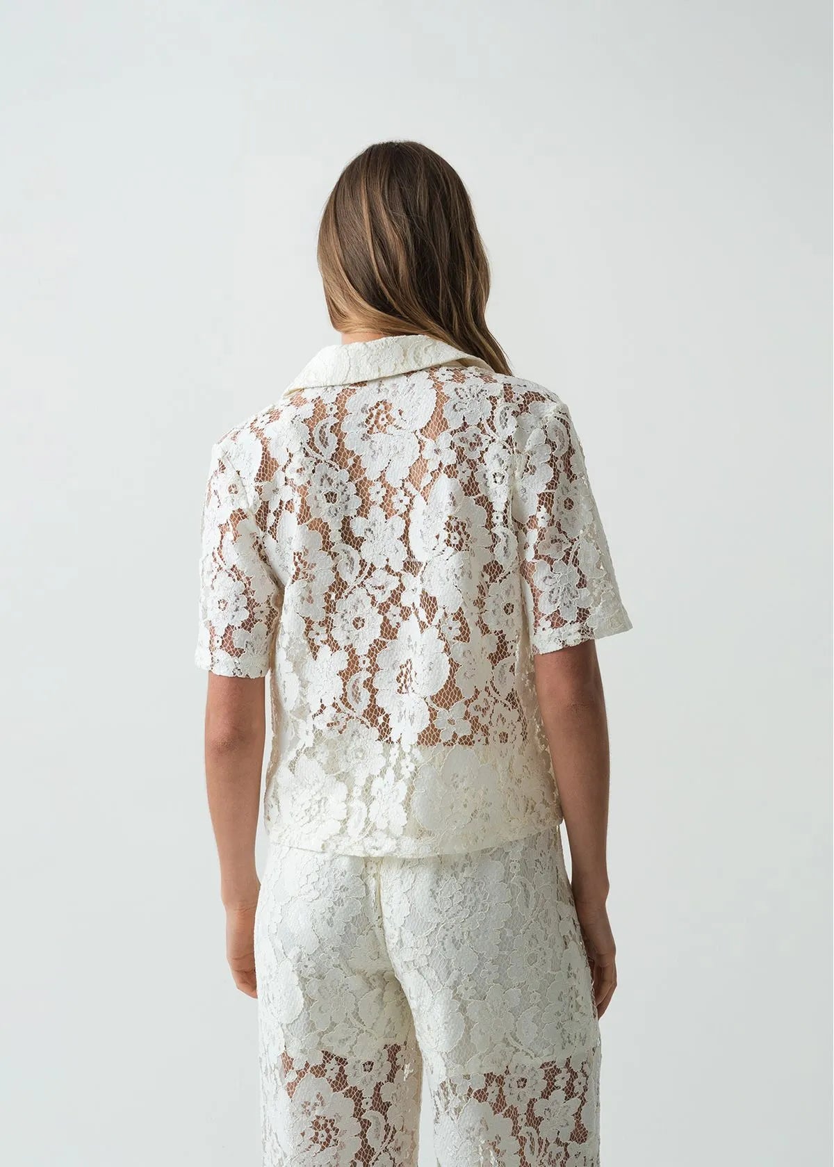 Short sleeve shirt with uncut details