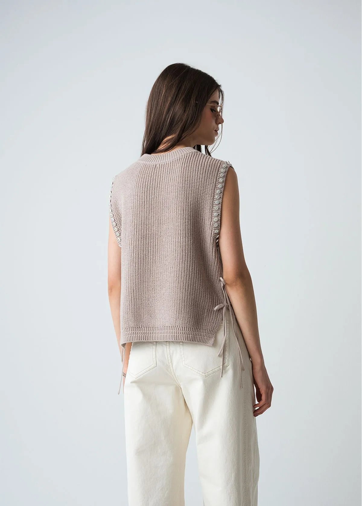 Shirt with details on sleeves