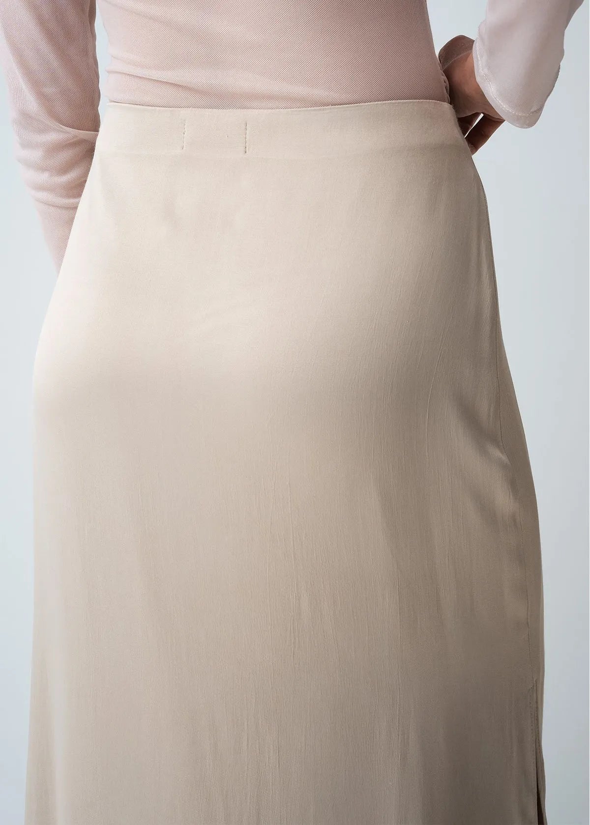 Skirt with slit on the side