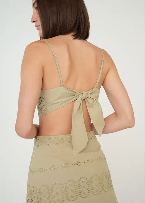 Dress with neckline at the waist