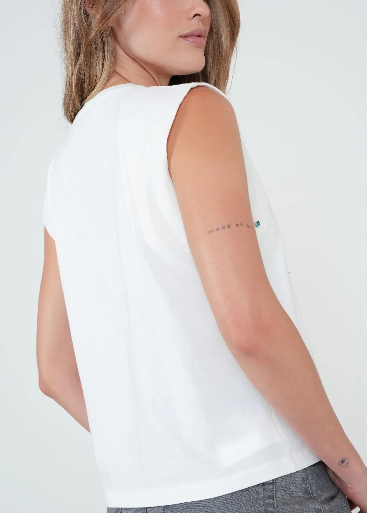 T-shirt with shiny applications