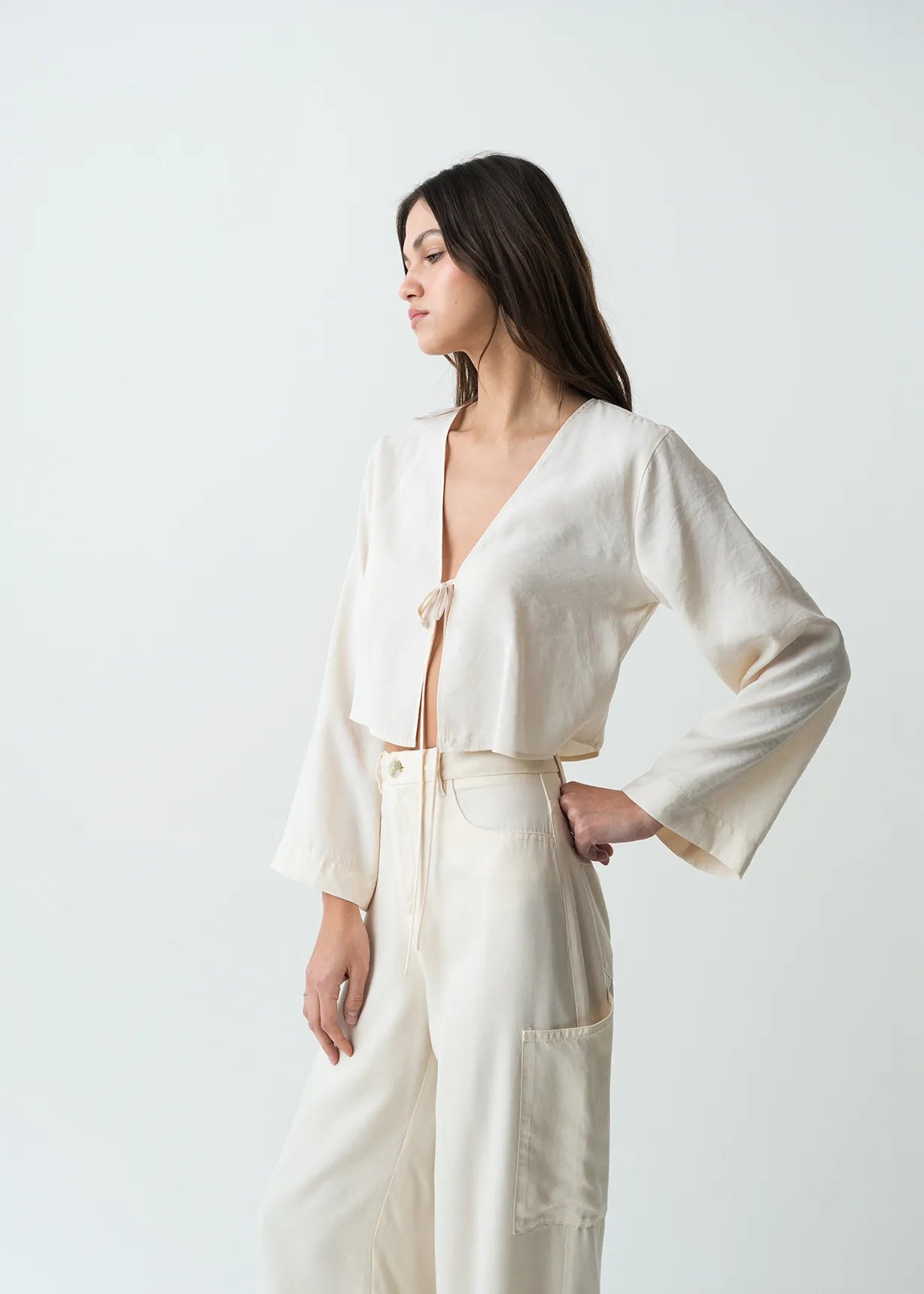 Wide sleeve shirt to tie