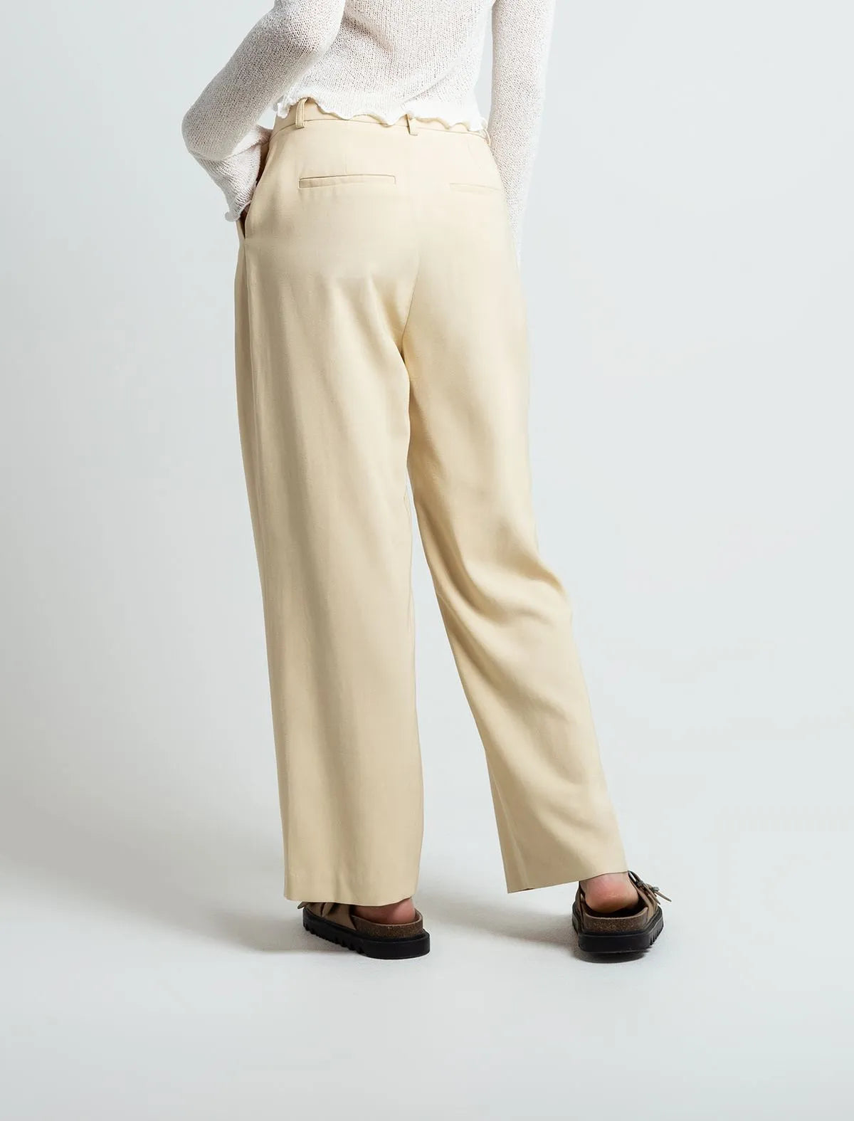 Fluid fabric pants • Straight leg.