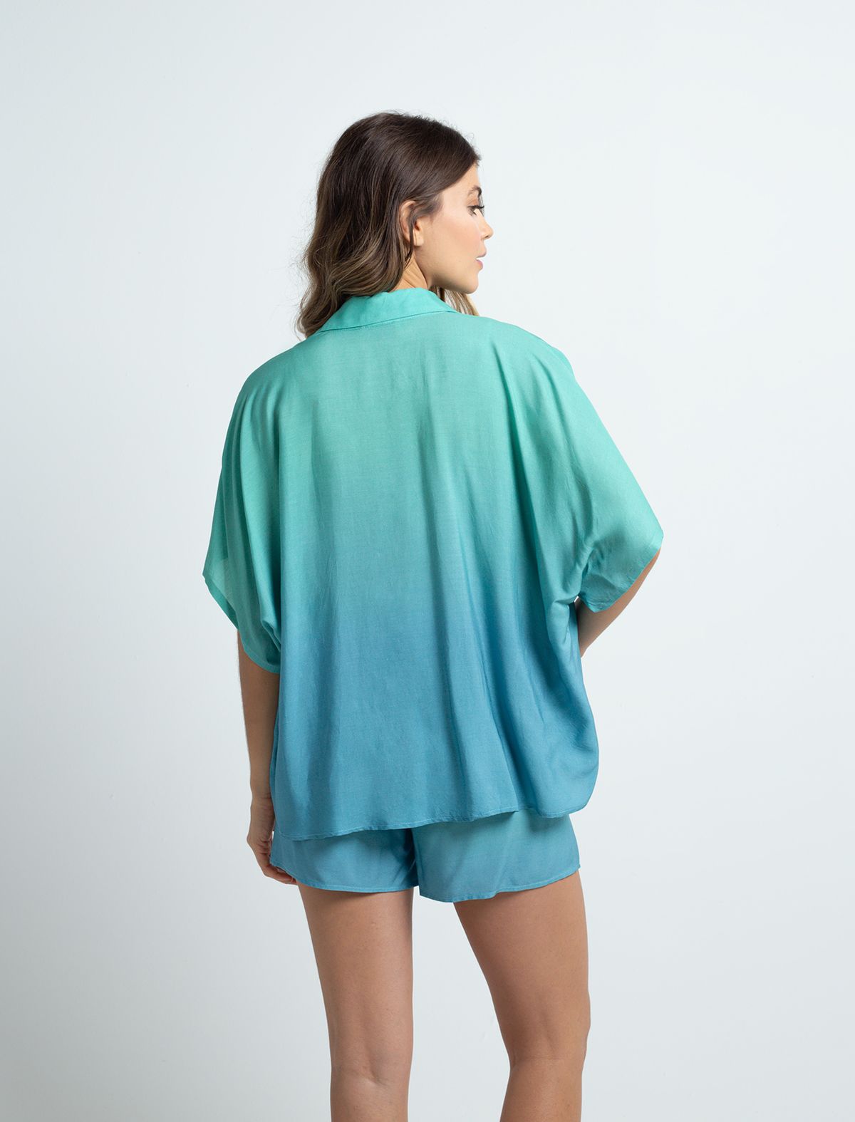 Flowing fabric shirt • Short sleeve.