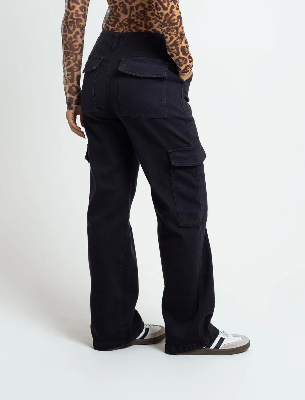 Straight fit pants • Super high rise. • Cargo style.