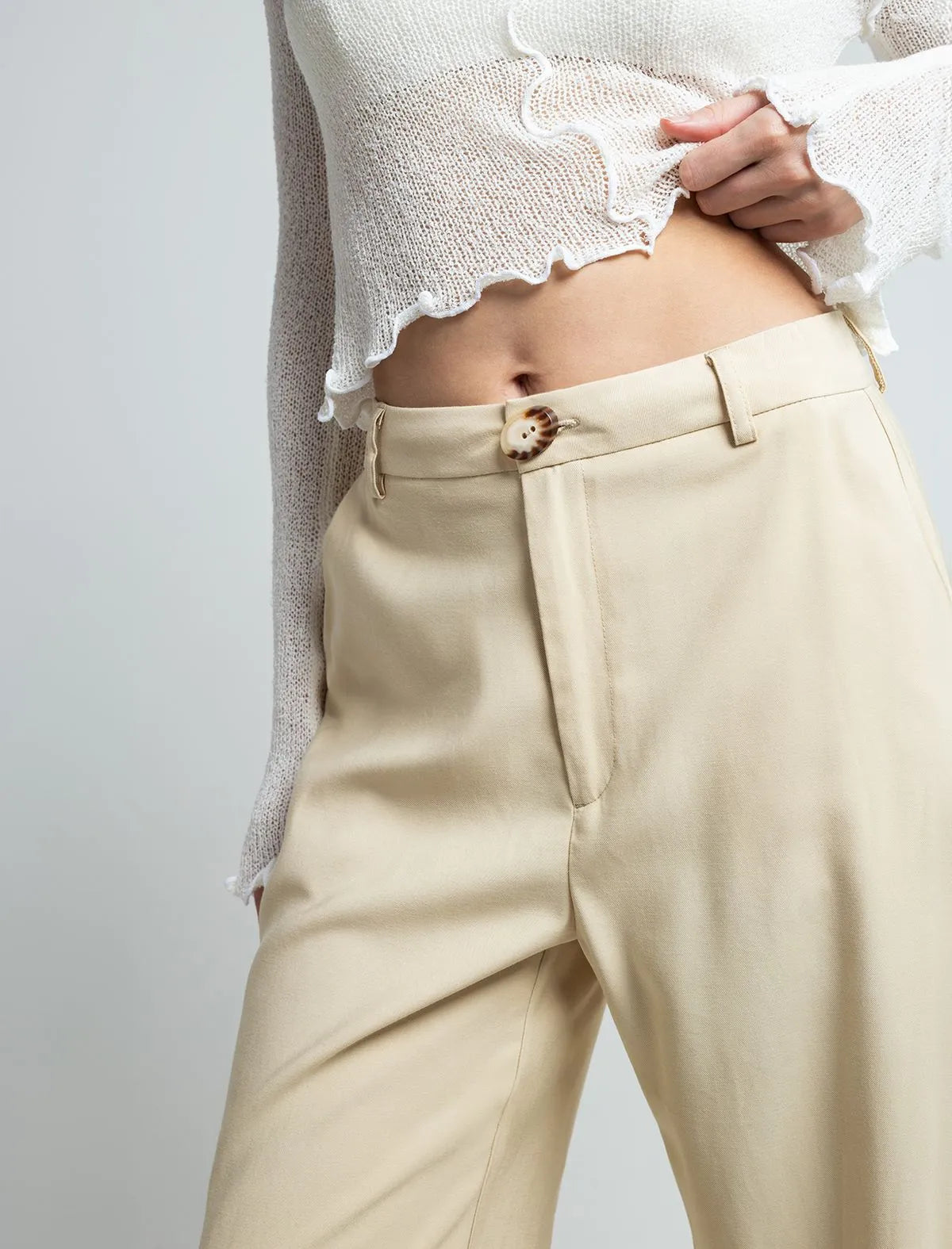 Fluid fabric pants • Straight leg.