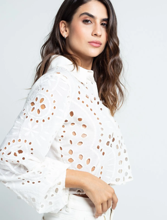 Shirt with classic collar