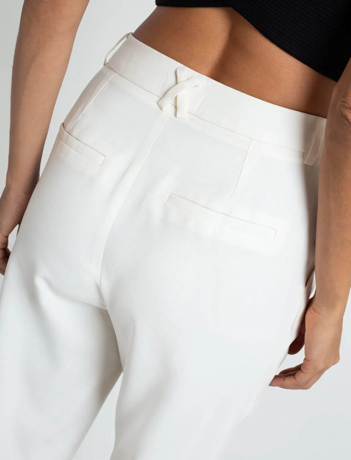 Super high-waisted trousers • Relaxed fit.