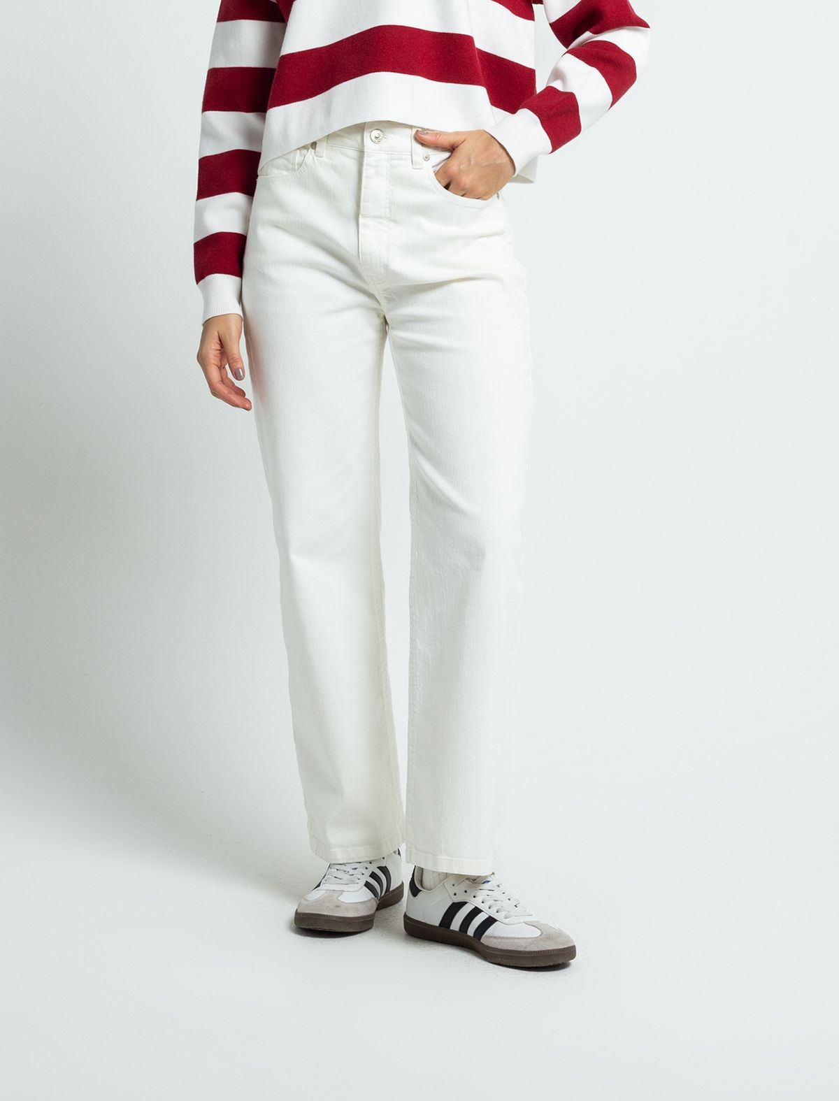 Five-pocket pants • Straight fit. • Super high rise.