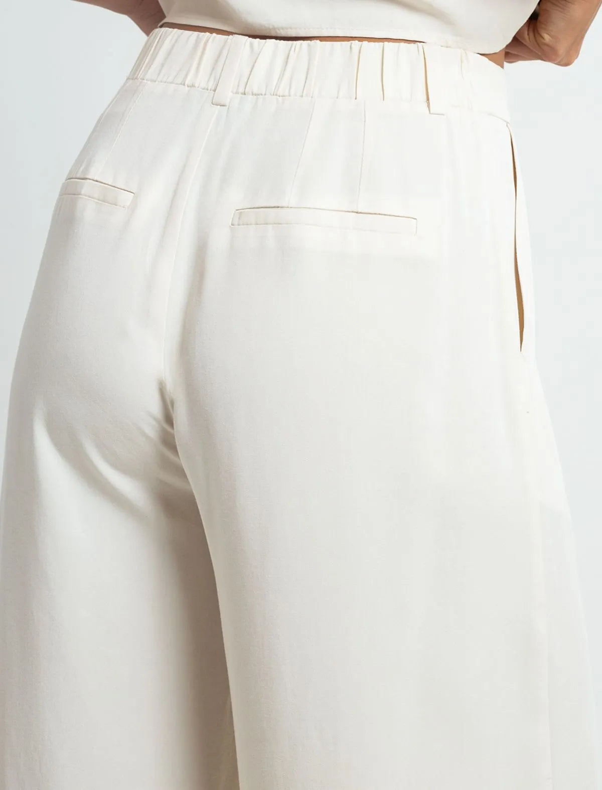 Trousers in fluid fabric • Palazzo style.