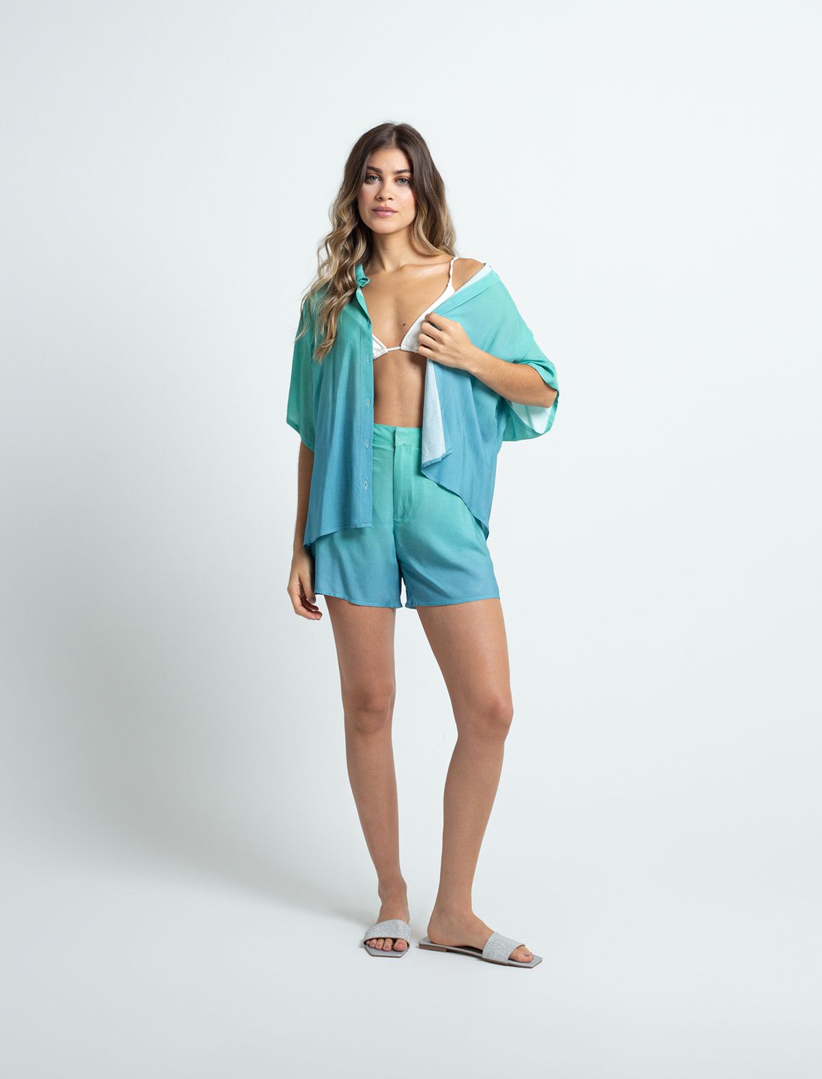 Flowing fabric shirt • Short sleeve.