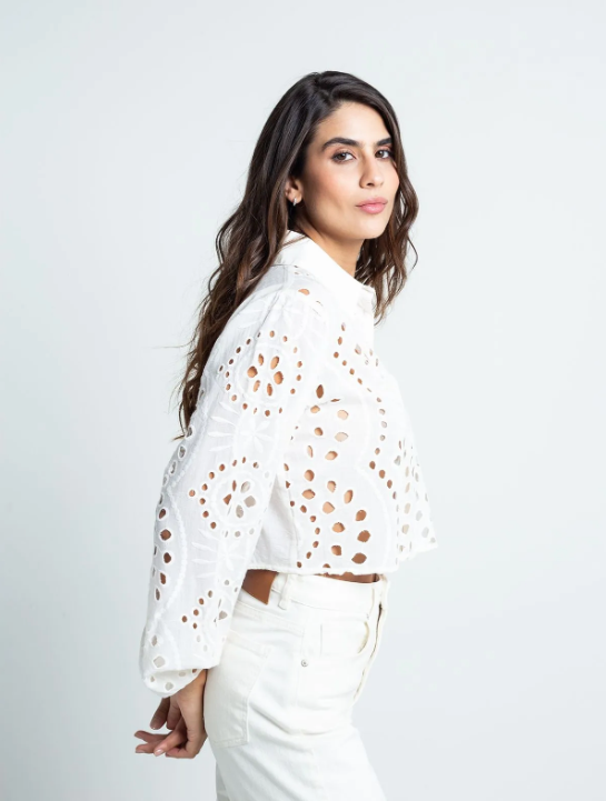 Shirt with classic collar