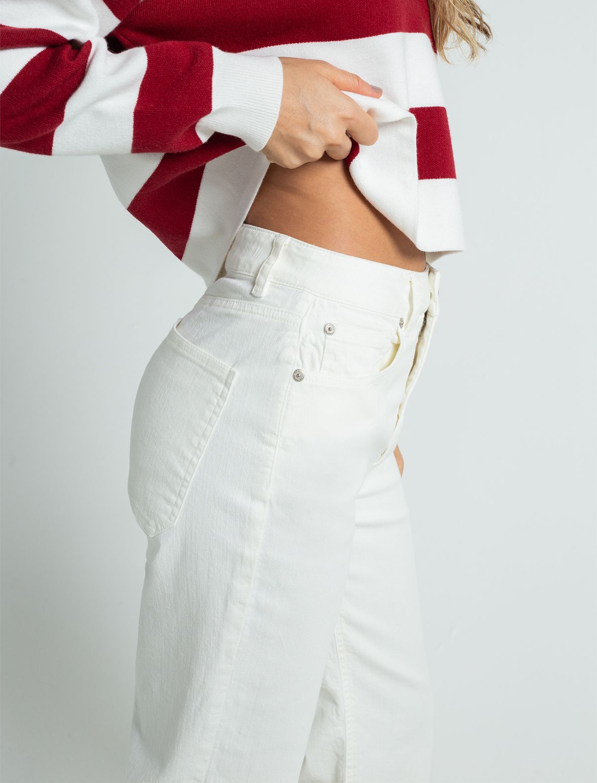 Five-pocket pants • Straight fit. • Super high rise.