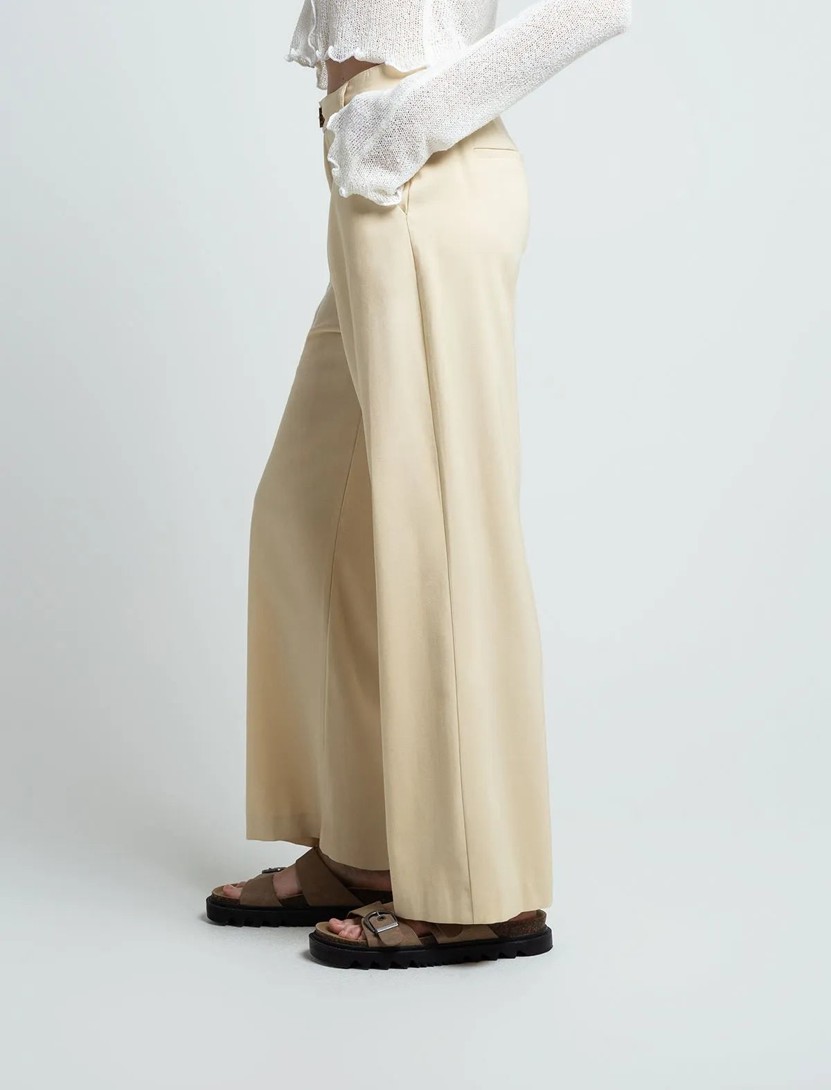 Fluid fabric pants • Straight leg.