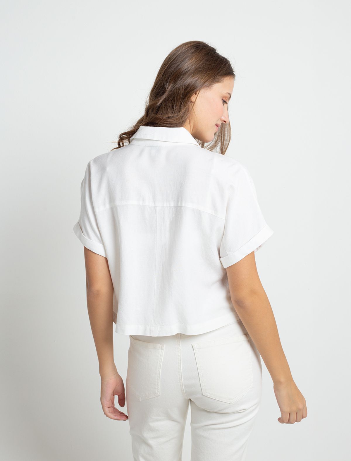 Open design shirt • Short sleeves with dust jacket.