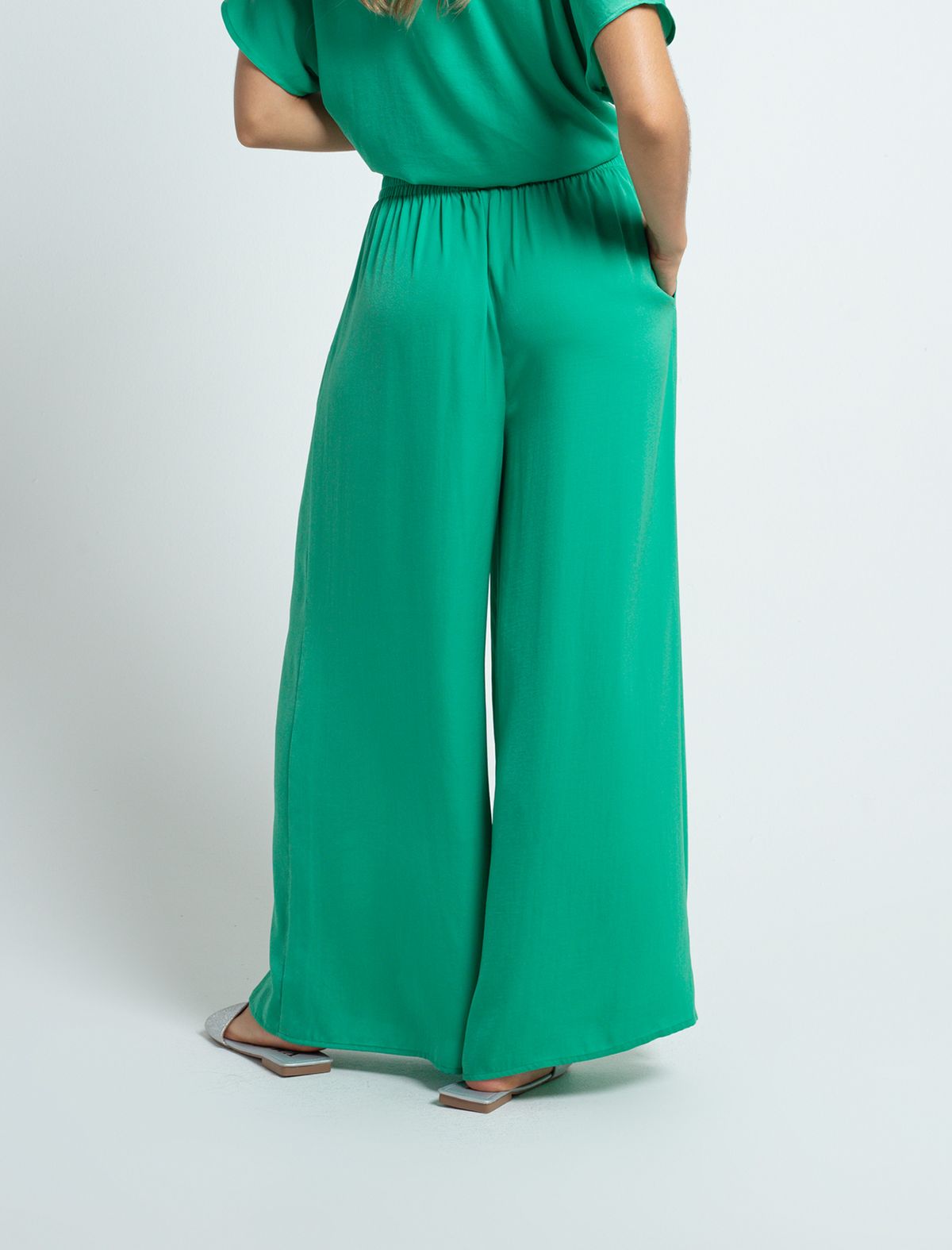 Wide pants • Super high pull