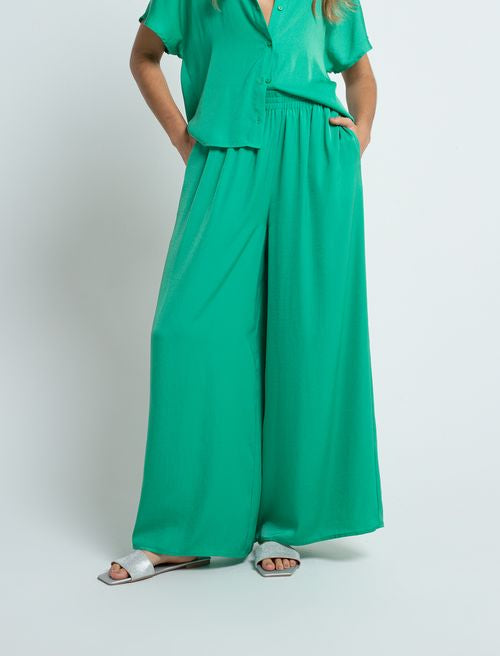 Wide pants • Super high pull