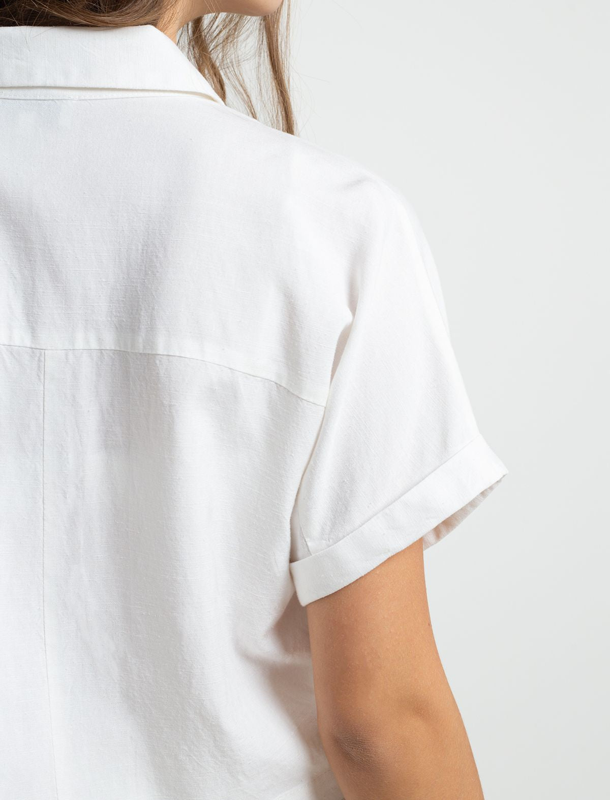 Open design shirt • Short sleeves with dust jacket.