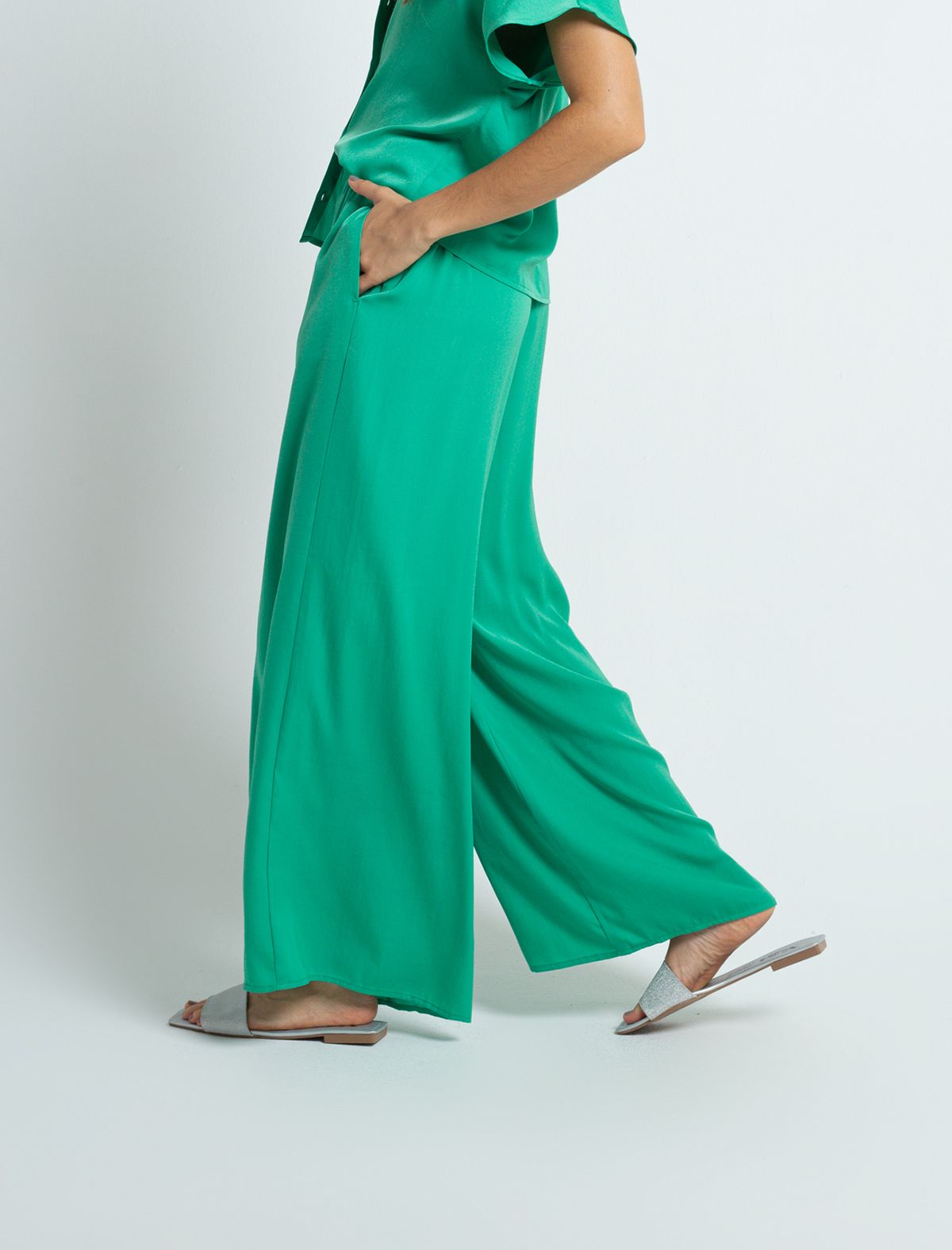Wide pants • Super high pull