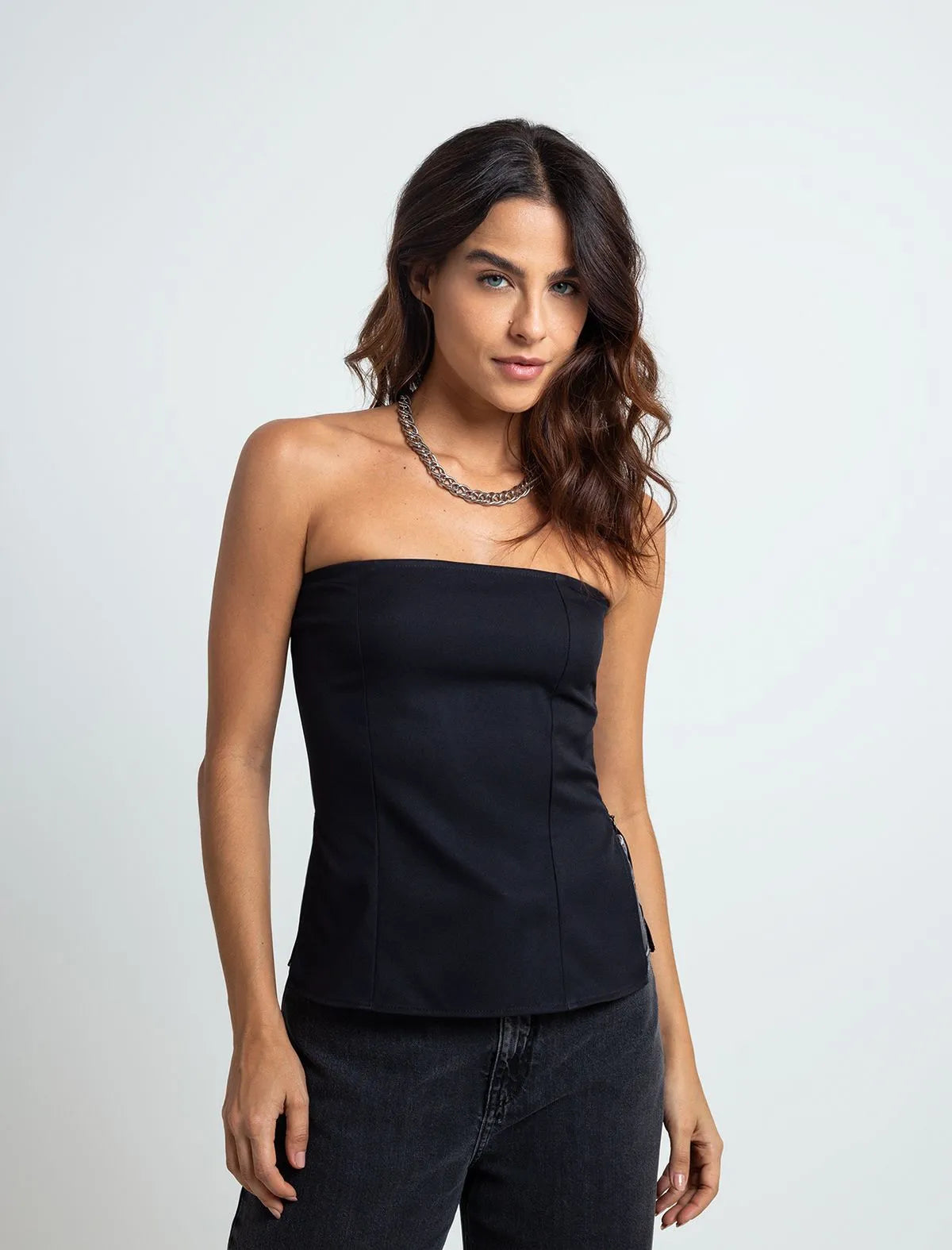 Slim-fitting shirt • Strapless.