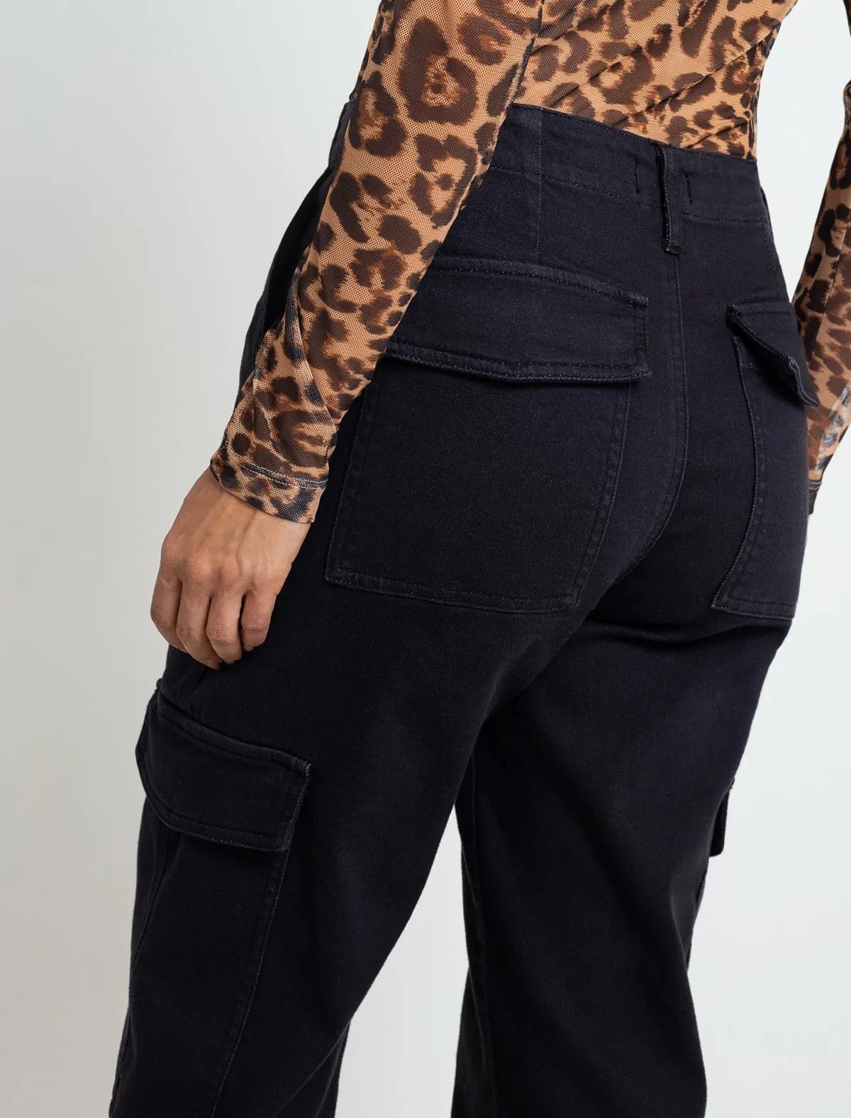 Straight fit pants • Super high rise. • Cargo style.