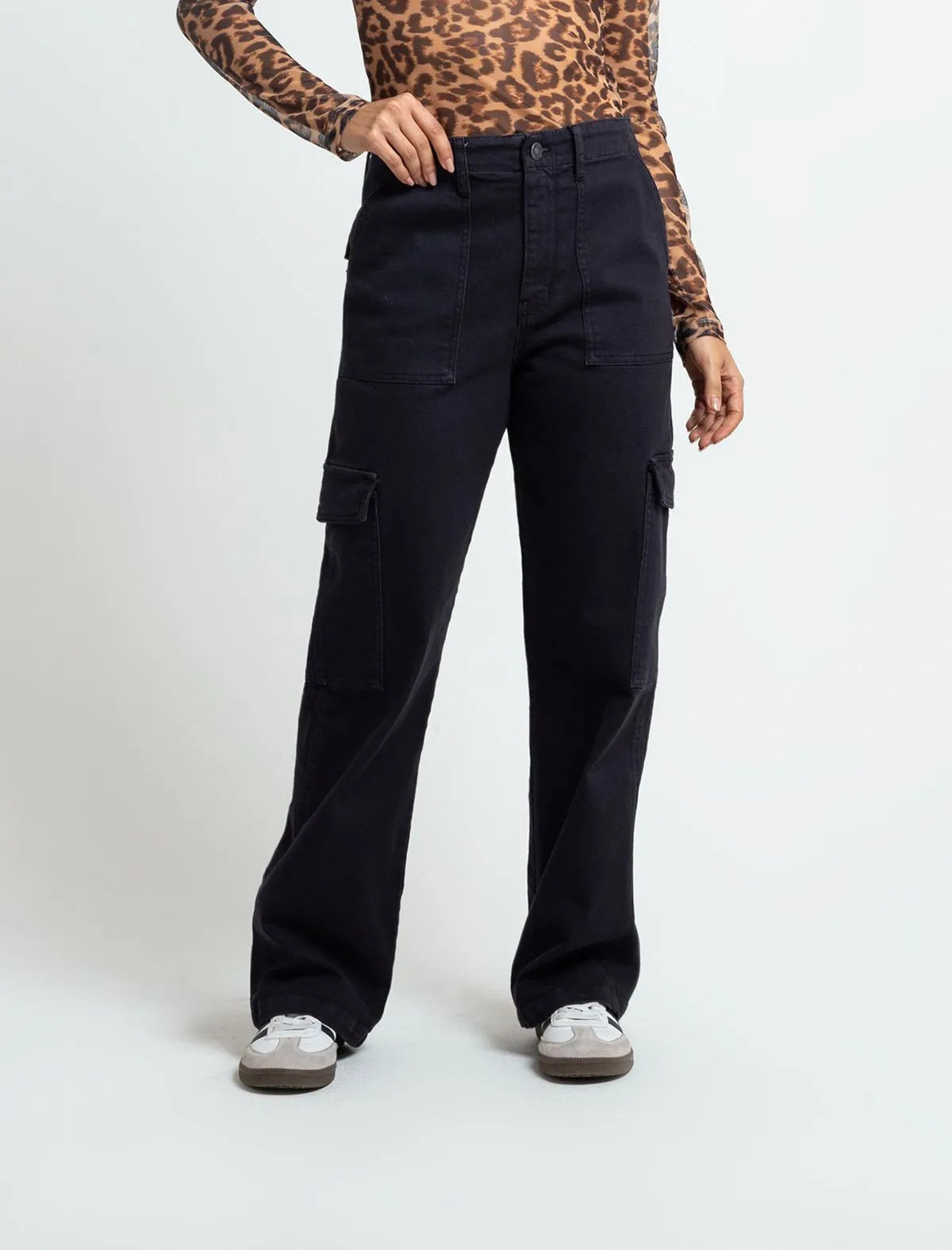 Straight fit pants • Super high rise. • Cargo style.