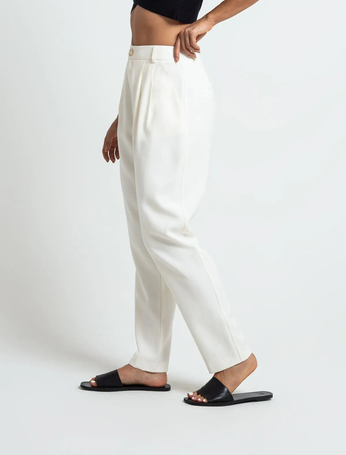 Super high-waisted trousers • Relaxed fit.