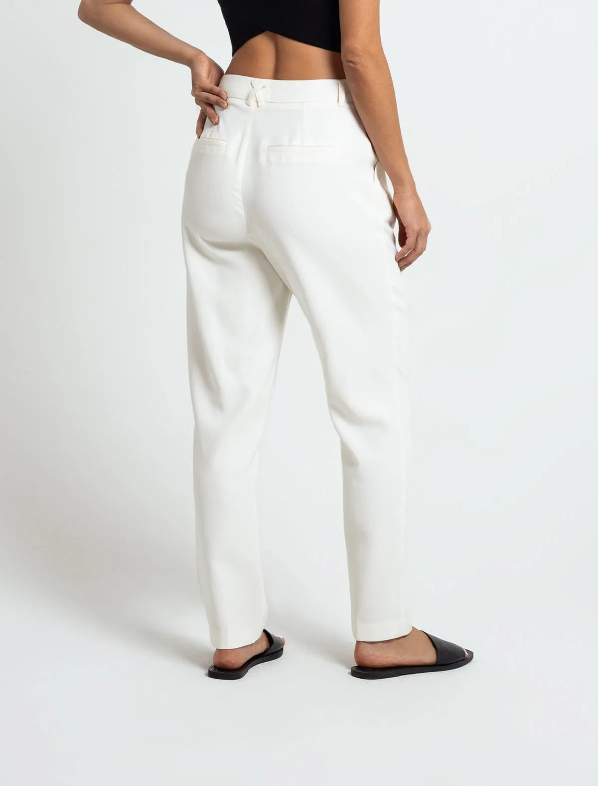 Super high-waisted trousers • Relaxed fit.