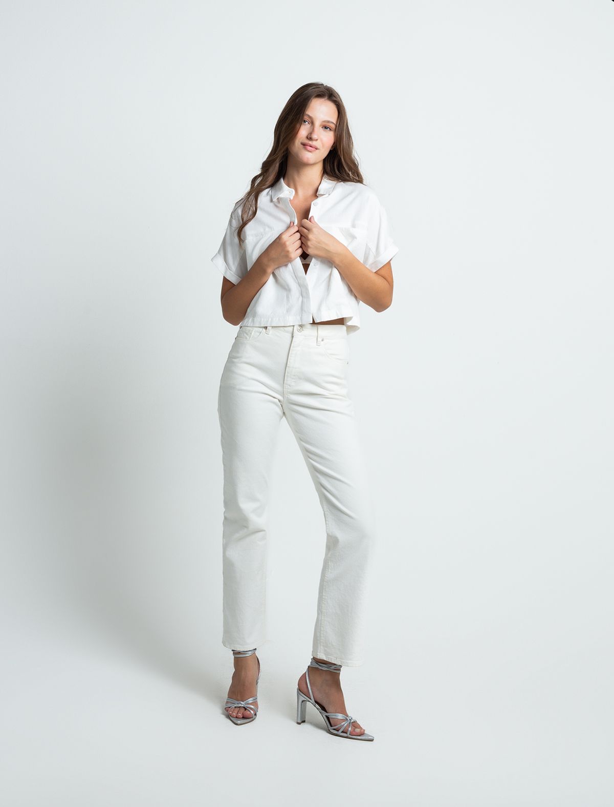 Open design shirt • Short sleeves with dust jacket.