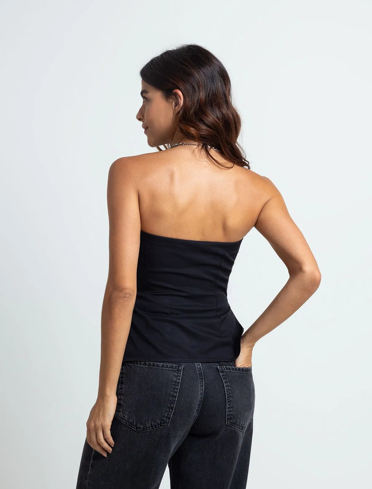 Slim-fitting shirt • Strapless.