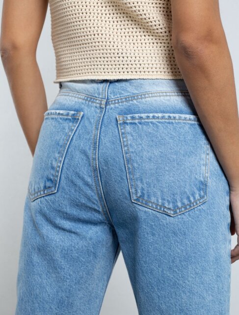 Medium tone jeans. • High waist. • Mom fit. • Five pockets. • Waistband pins.