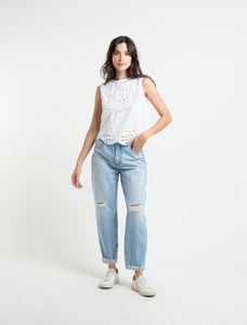 Round neck shirt.