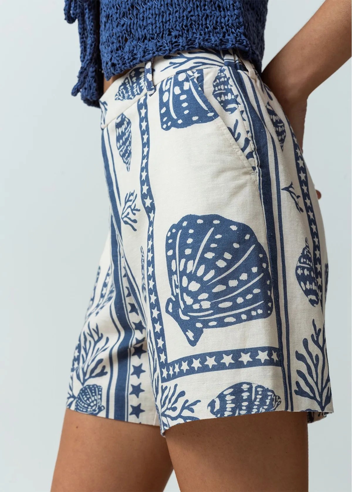 Linen shorts with marine prints