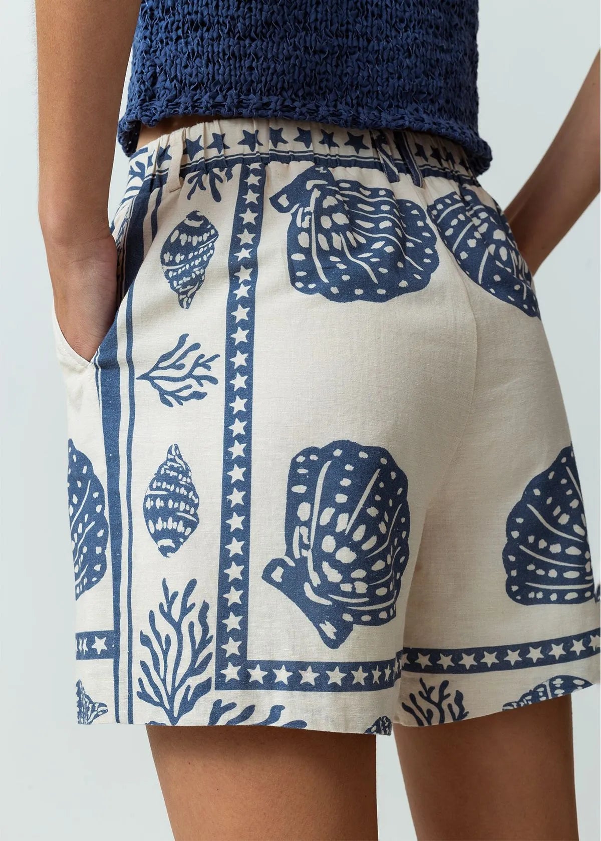 Linen shorts with marine prints