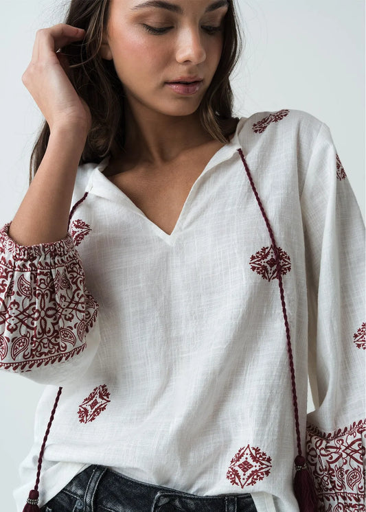 Long sleeve shirt with elastic