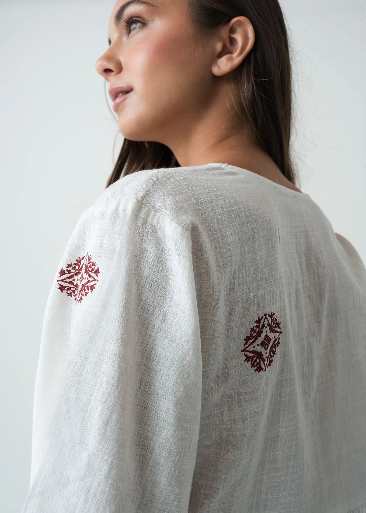 Long sleeve shirt with elastic