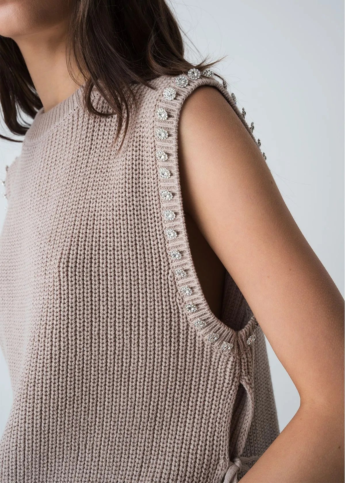 Shirt with details on sleeves