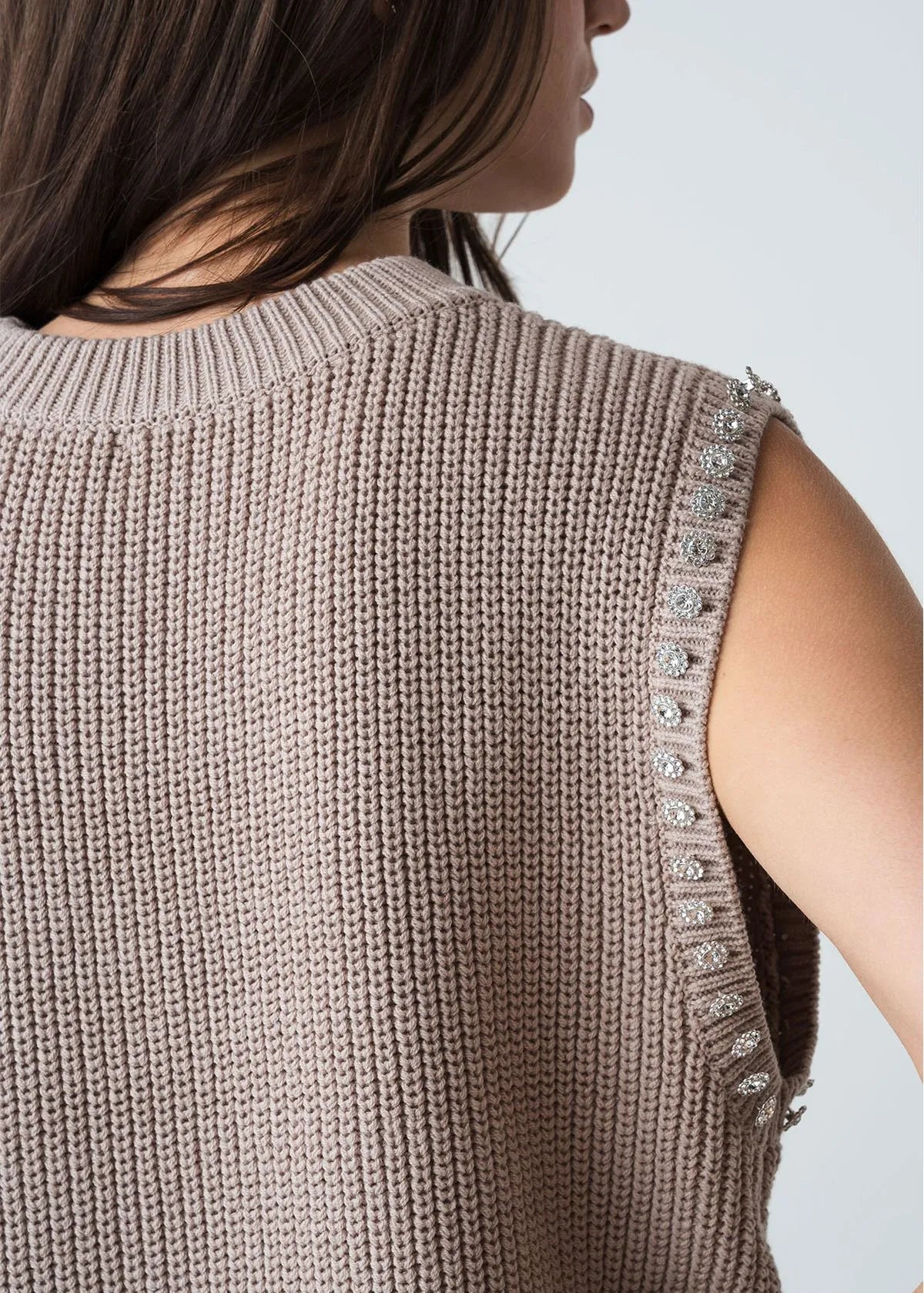 Shirt with details on sleeves